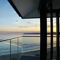 Boundary Light: The Beauty of Light and Shadow of The Glass Guardrail, Enjoy The Natural Light and Art Combination
